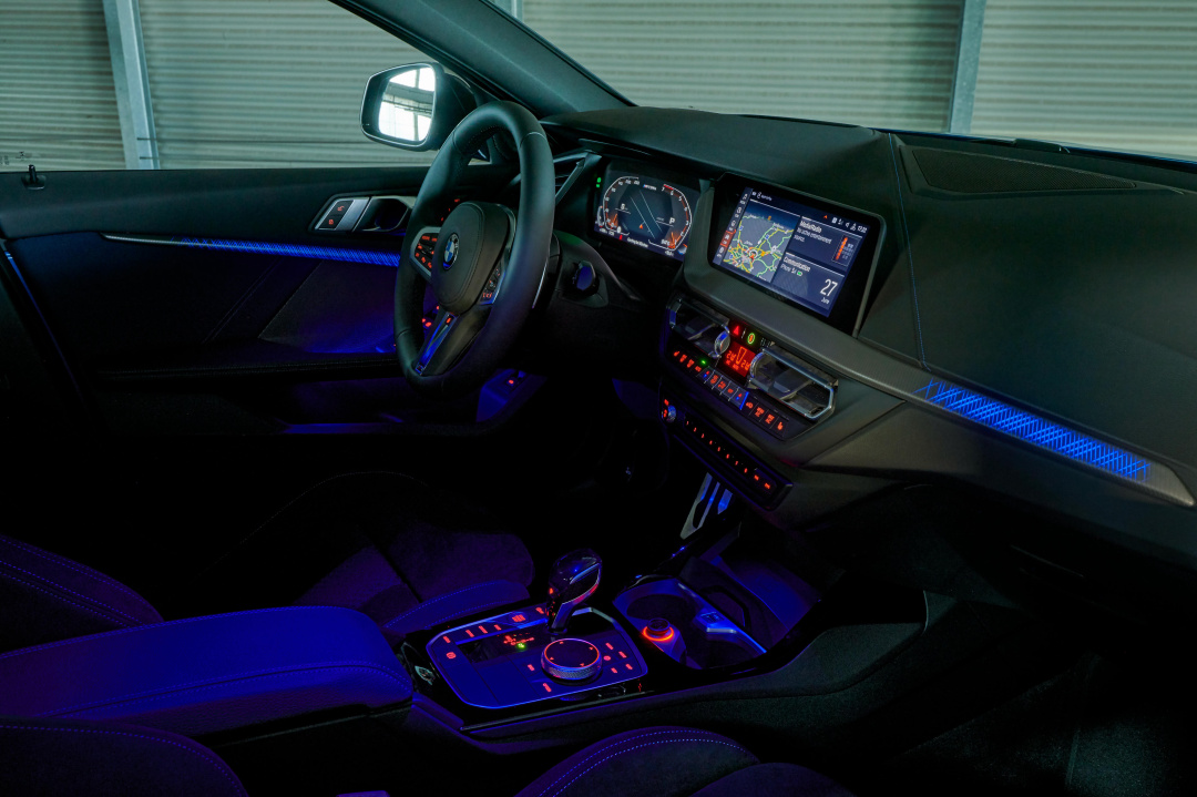 SMALL_[新聞照片三] 首次於BMW車款中出現的光影飾版搭配環艙氣氛燈，提供多達6種的燈光變化，創造出前衛、科技的個性化座艙
